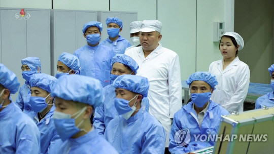 김정은 국무위원장이 지난 16일 딸 주애와 함께 정찰위성 발사준비위원회 사업을 현지 지도하고 있다. 연합뉴스